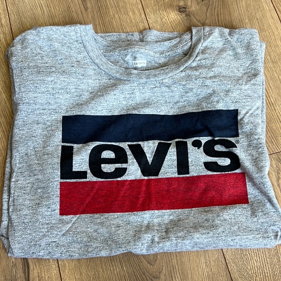 Levi’s tshirt - Picture 1 of 2